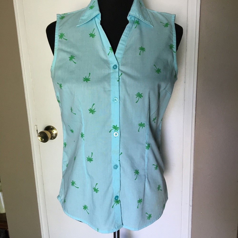 LIGHT BLUE W/ PALM TREES SLEEVELESS BUTTON-UP TOP